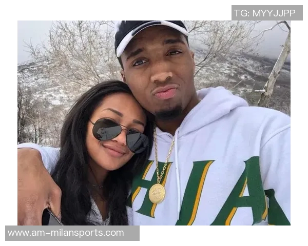 当众秀恩爱米切尔往未婚妻脸上丢毛巾后者气鼓鼓可爱噘嘴